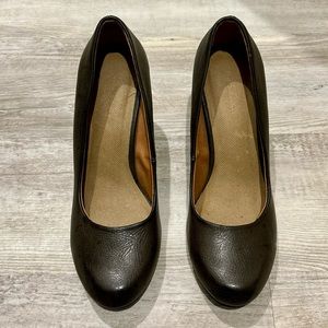 GH Bass women’s 10 heels grey/green